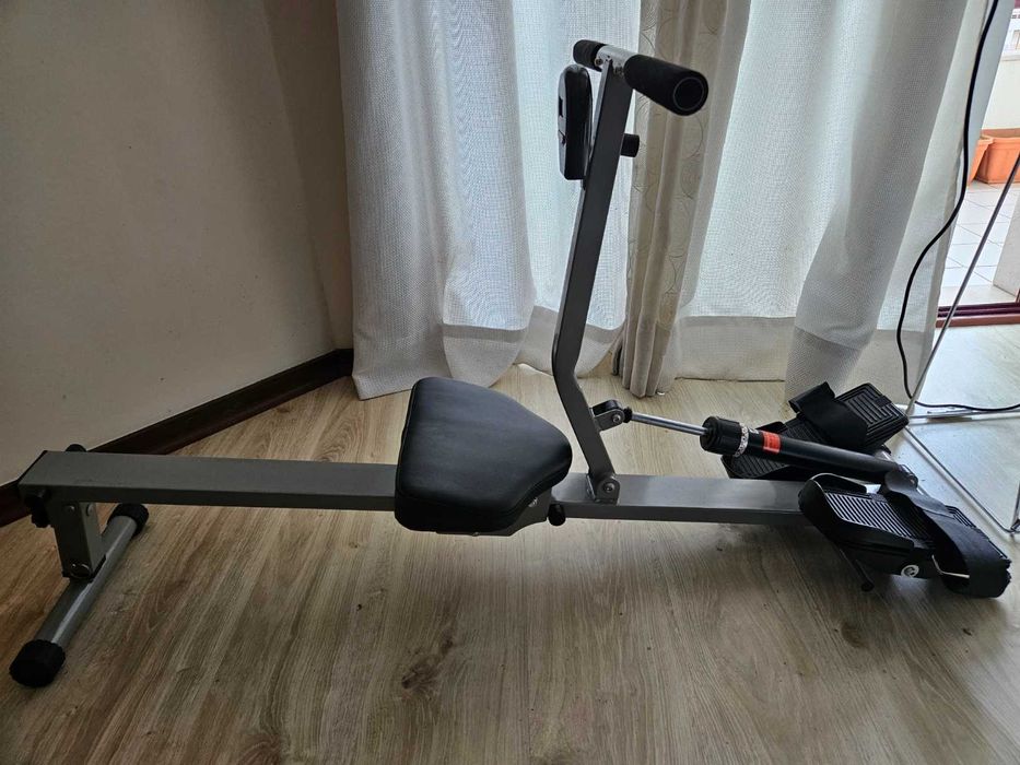 Máquina de remo, ideal para treino cardiovascular em casa.