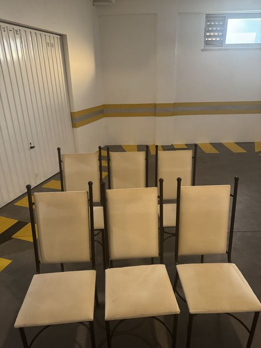 Cadeiras com estrutura em ferro