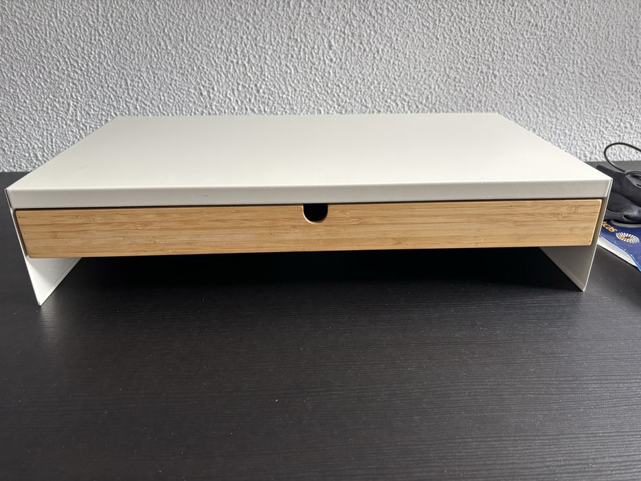 Mesinha de apoio para monitor