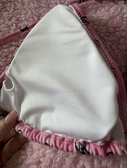 Bikini we wzór vs różowe w paski dwuczęściowe