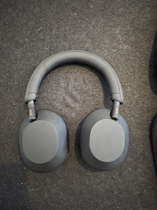 Sony XM5 headset