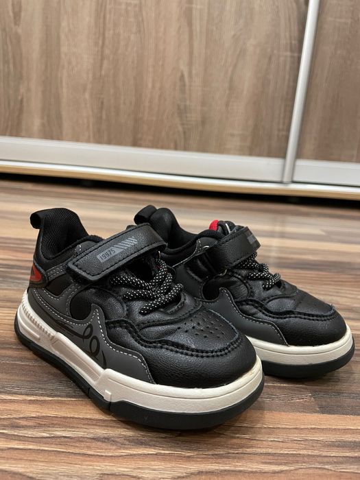 Чёрные кроссовки