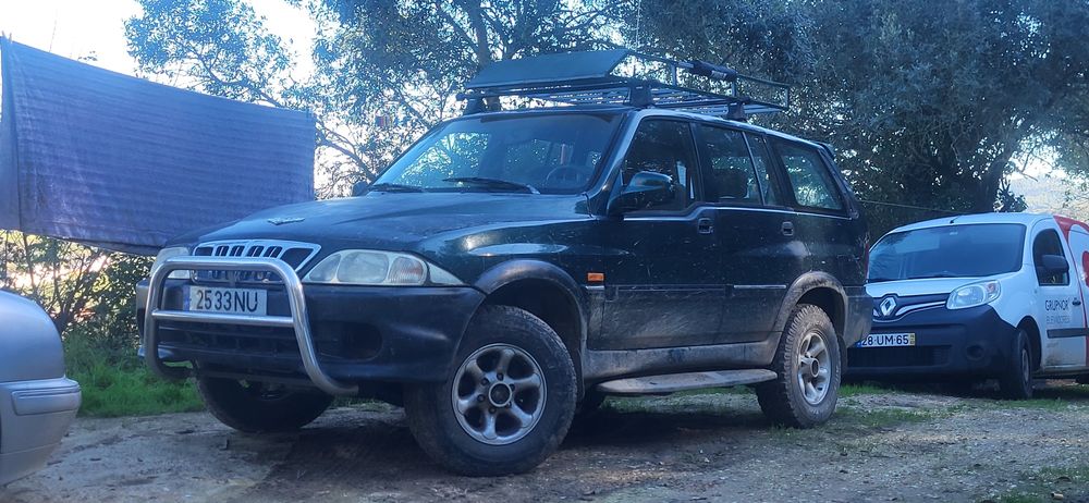 Ssangyong musso com avaria
