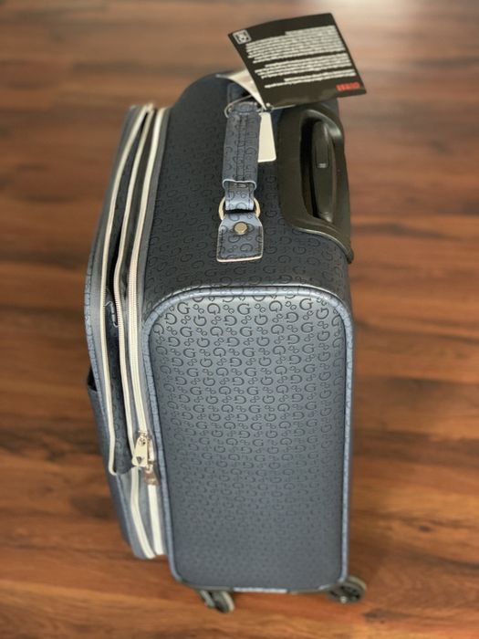 Walizka podróżna Guess