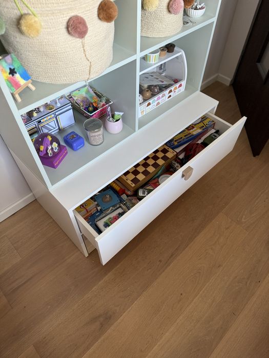 Regał VOX z wysuwaną szufladą na kółkach.