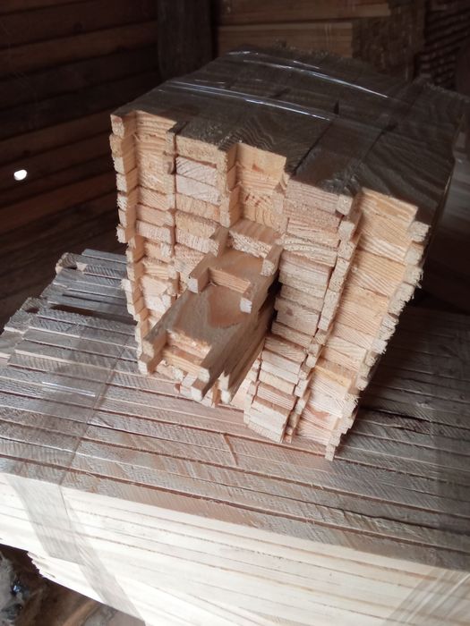 Рамки для бджіл у розібраному стані.