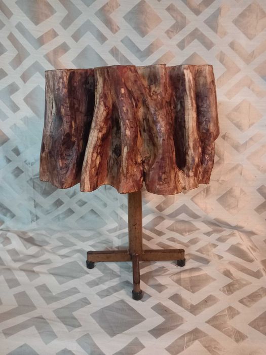 Mesa de apoio ou mesa lateral, rustica industrial, antiga, base latão