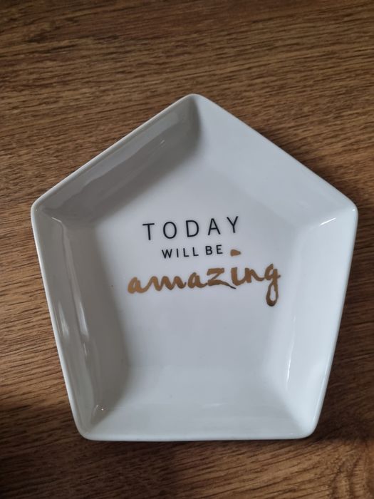 Zestaw porcelanowych naczyń