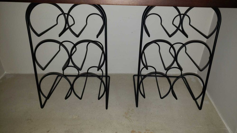 2 Garrafeiras aramadas pretas- com 6 espaços cada uma