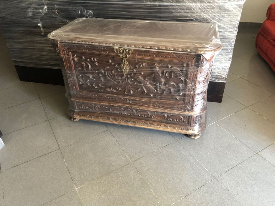 Arca/baú em madeira trabalhada