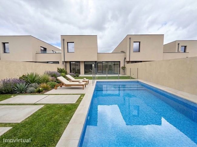 Moradia T3 de Luxo com 3 Suítes, Escritório e Piscina