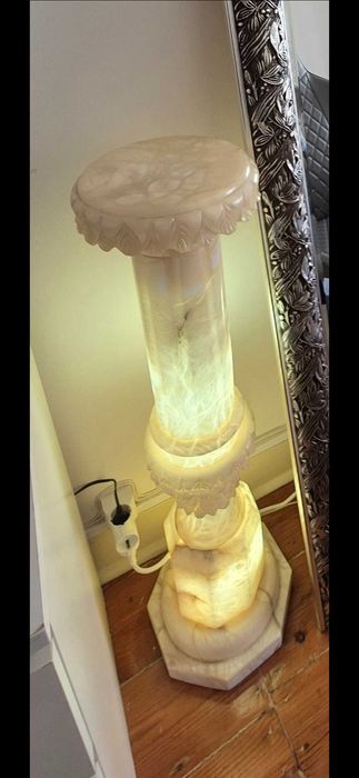 Pilar de marmore com luz internas