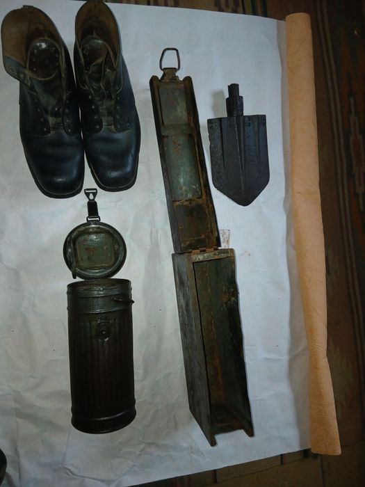 Газ бак ,саперна лопатка  і ботінки.