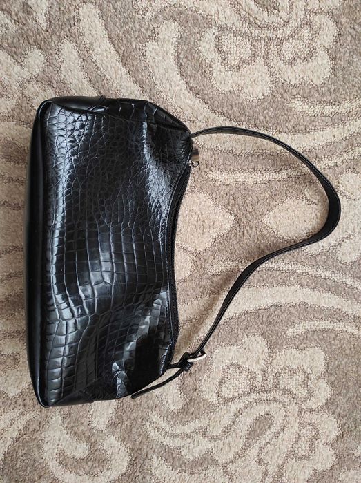 Czarna torebka na ramię imitacja skóry wężowej