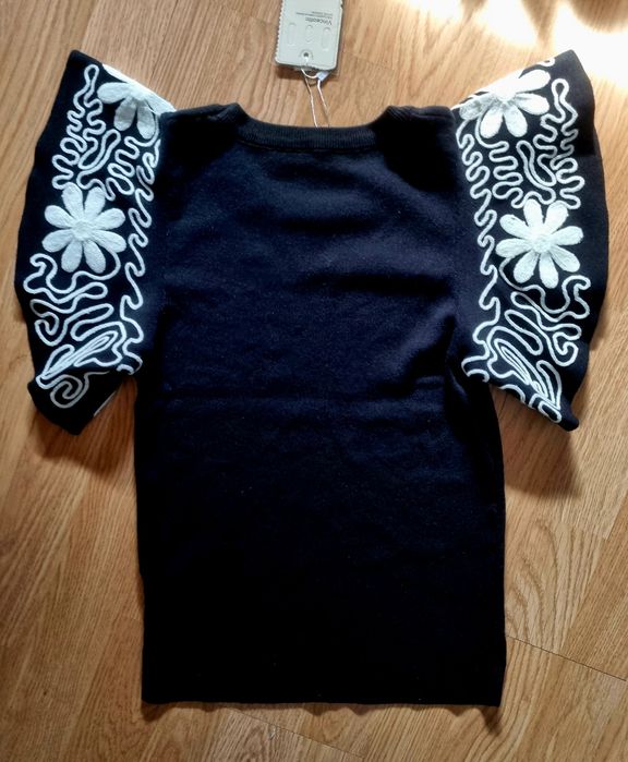 Black knitted sweater with embroidered puffed sleeves in white. One size