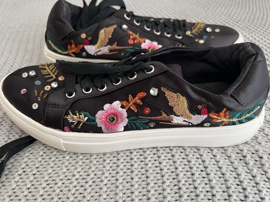 Buty z kwiatowym haftem