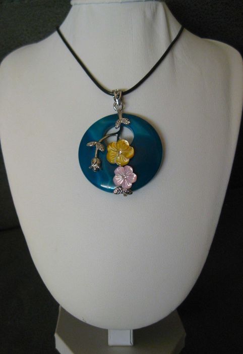 Colar c/ Pendente em Pedra Natural Azul e Flores em Porcelana NOVO