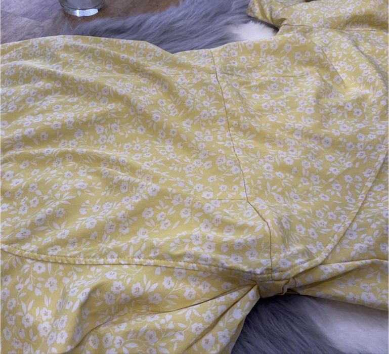 Невагома жовта сукня в квітку на запах