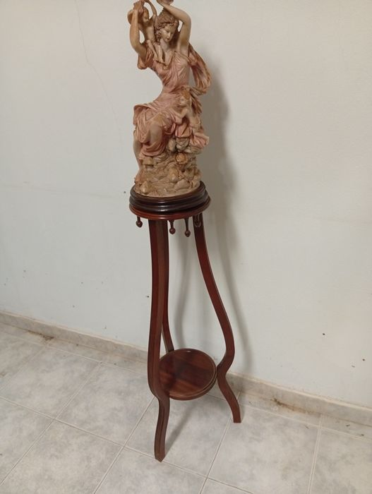 Escultura Decorativa Grande – Mulher com Crianças – Peça Clássica