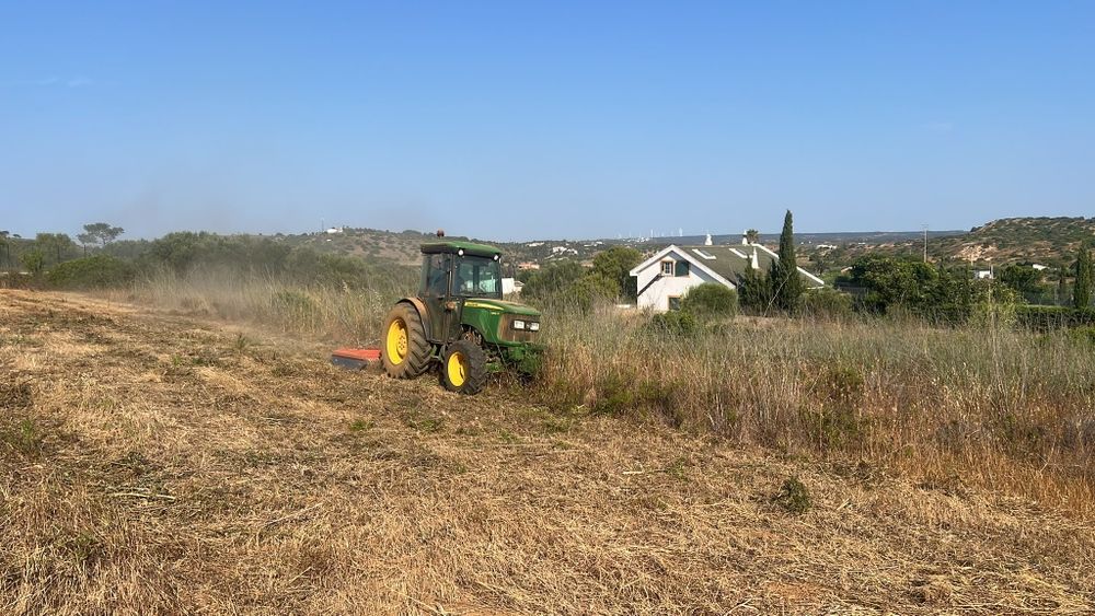 Limpeza de terrenos ( trator com corta-mato)