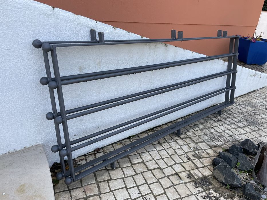 Grades em ferro com adornos