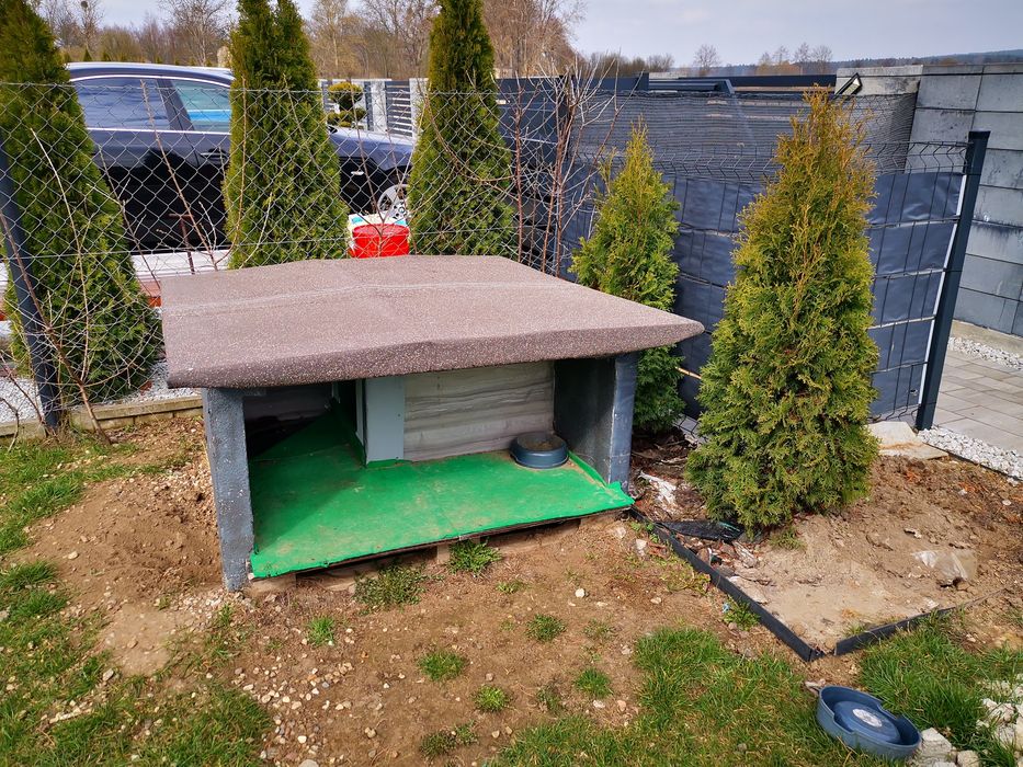 Buda ocieplana dla psa