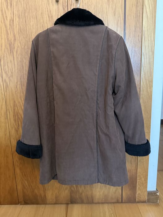 Casaco castanho com gola e punhos em pelo