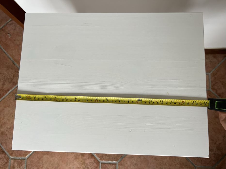 Mesa de cabeceira IKEA – branca, 70×46×35 cm, com gaveta e prateleira