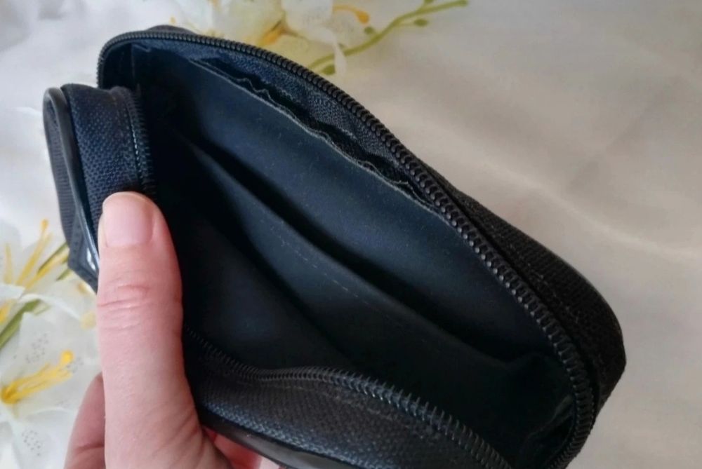 Czarny piórnik, etui, kosmetyczka