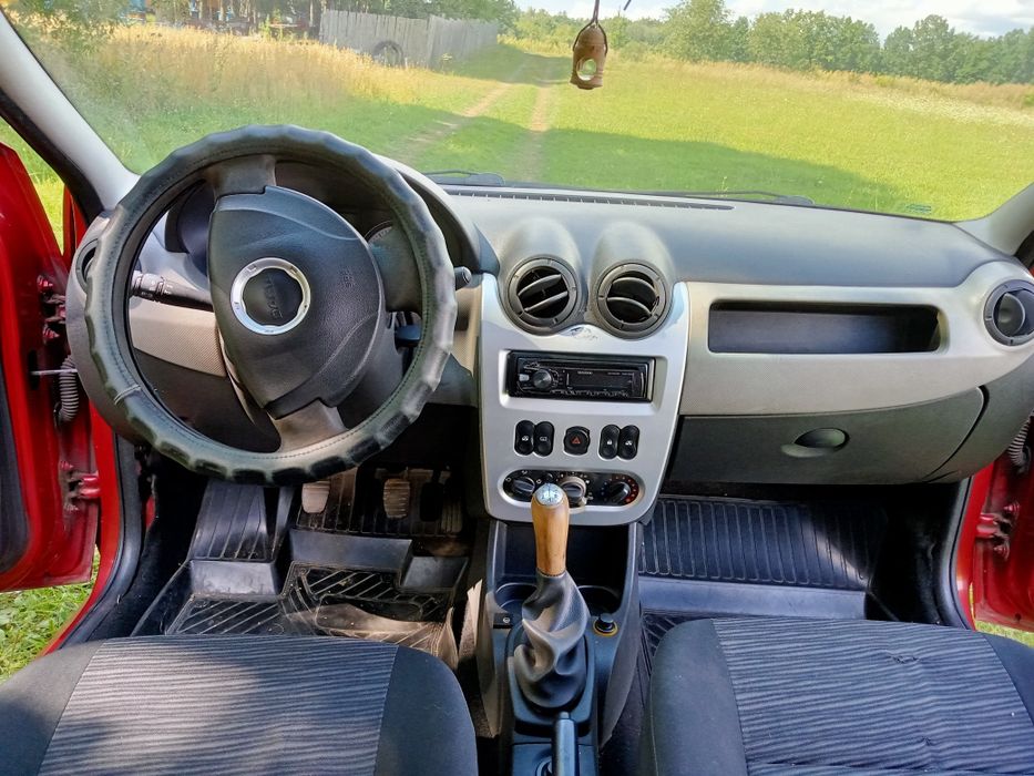 машина Dacia logan