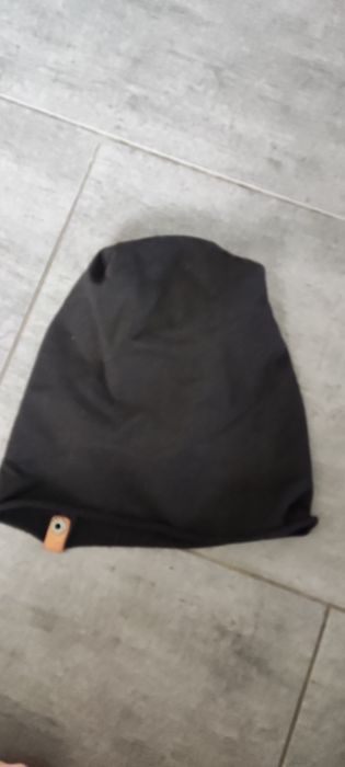 Czarna czapka damska.