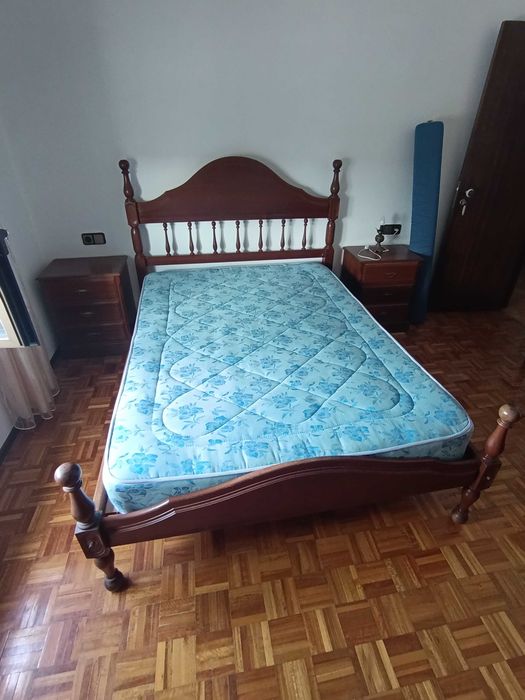 cama de quarto com mesinhas de cabeceira / comoda e colchão