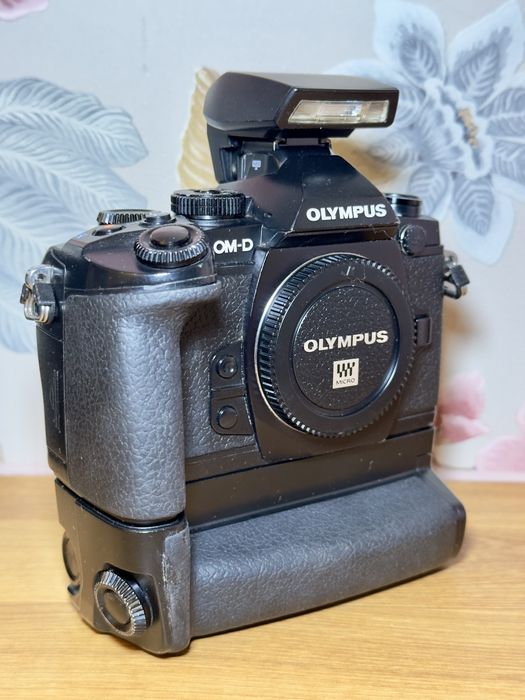 Olympus OM-D EM1 + grip + lampa błyskowa  + 3 bat.