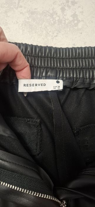 Czarne spodnie ze skóry Mohito