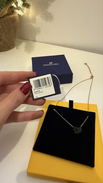 Swarovski piękny łańcuszek czarny łabędź różowe złoto