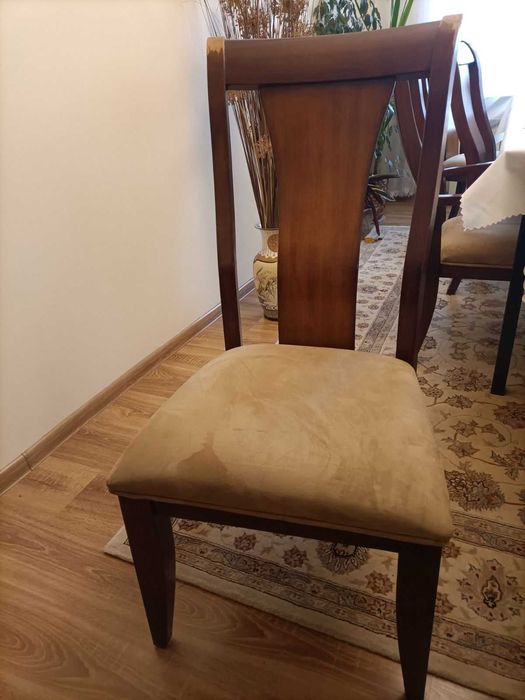 Wygodne drewniane krzesła