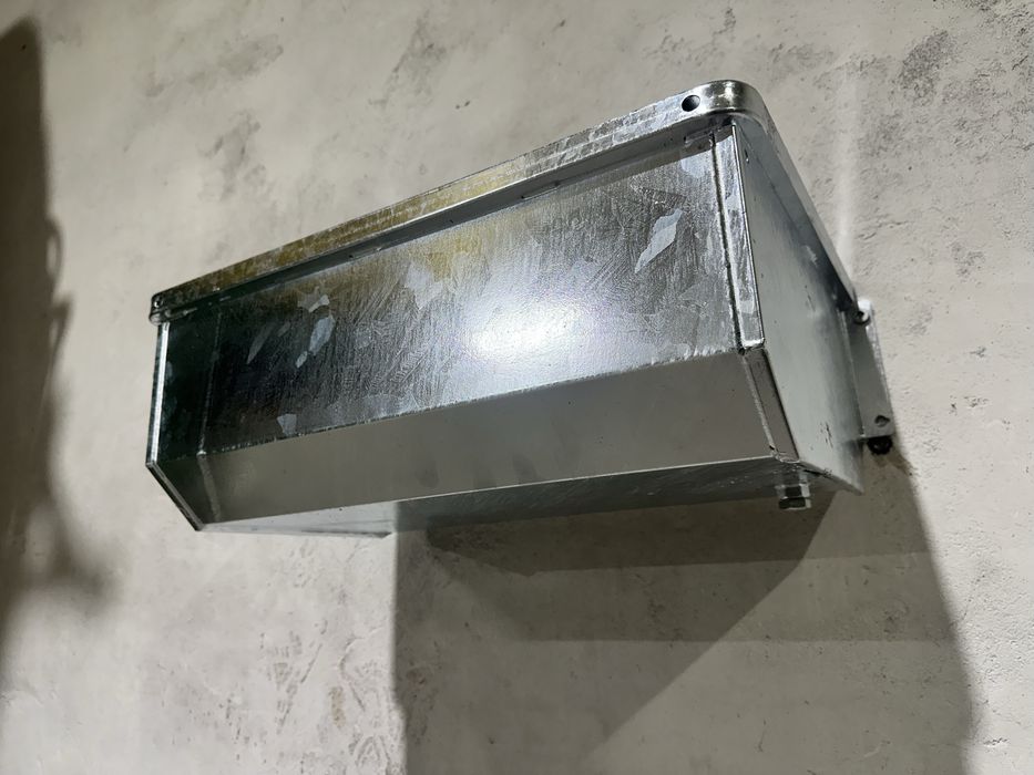 Koryto żłób narożny dla koni metal ocynk ogniowy
