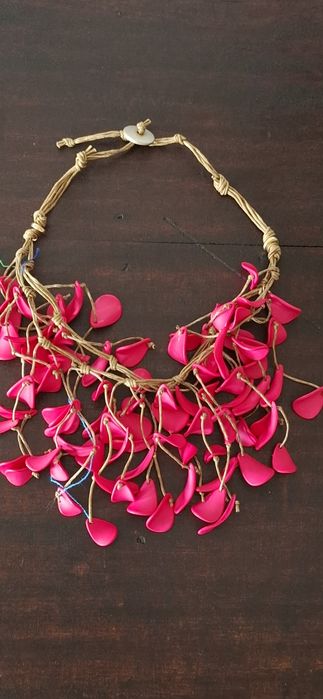 Colar rosa fucsia com bolsa