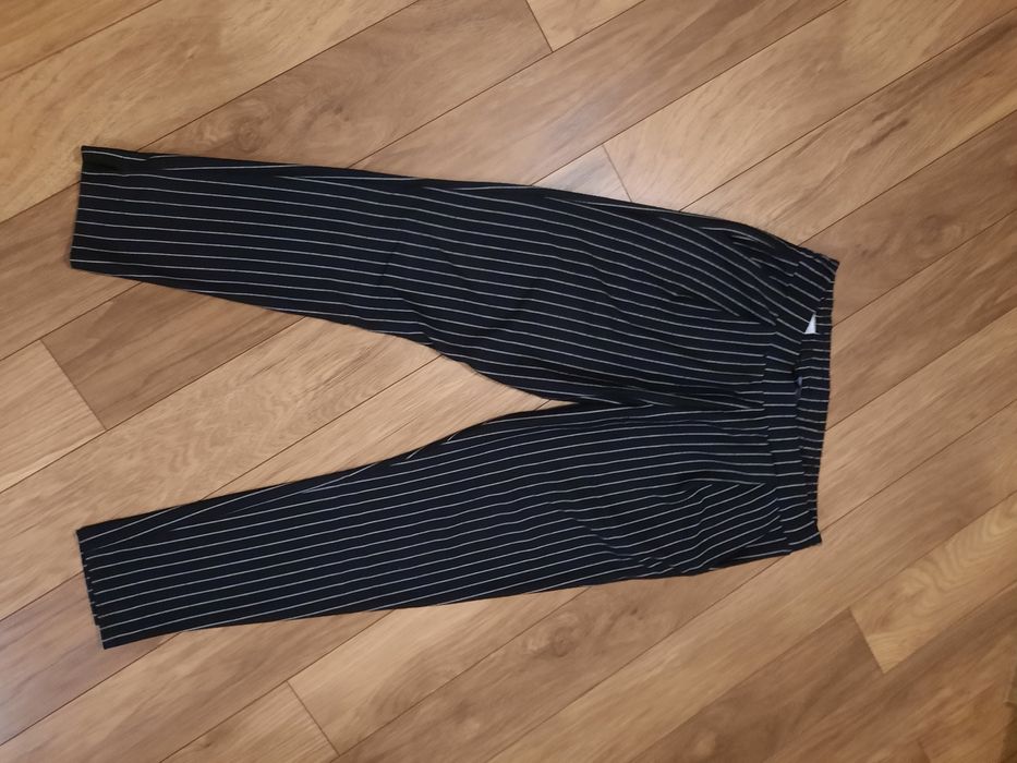 Czarne spodnie w paski