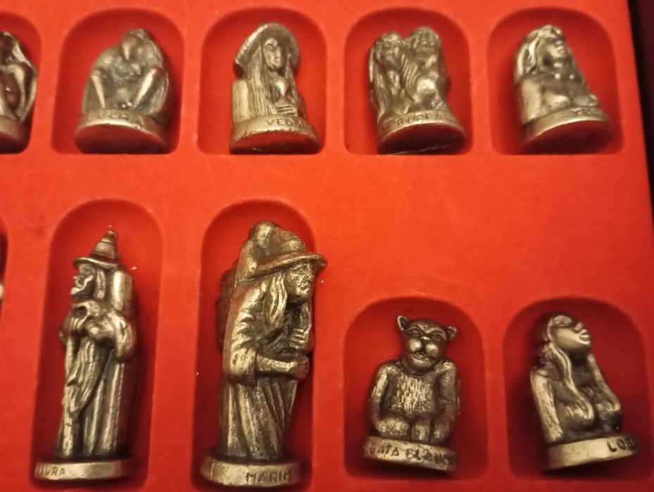 Tabuleiro de damas com peças em metal