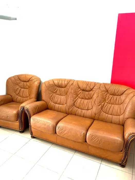 Sofá de 3 lugares + 2 poltronas em pele sintética em muito bom estado