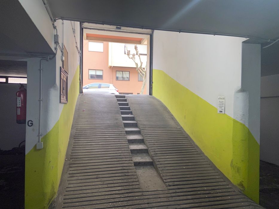 Alugo garagem fechada. - Espinho