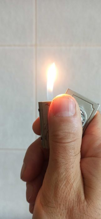 Пряжка для ремня с зажигалкой