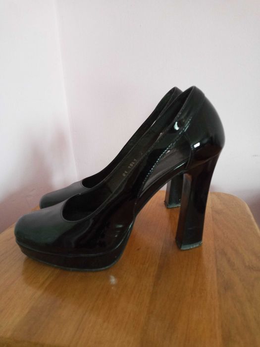 Продам шкіряні лакові туфлі