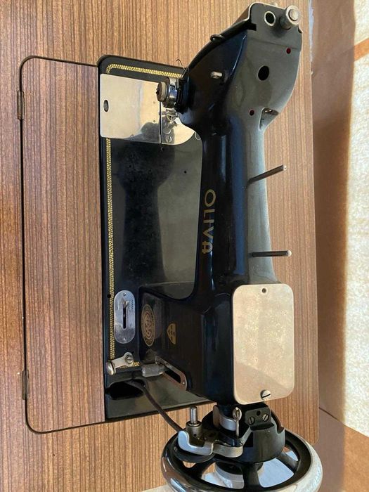 Máquina de Costura OLIVA (Antiga)