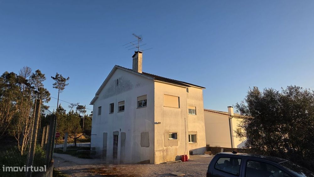 Moradia com dois apartamentos independentes com terreno e armazém.