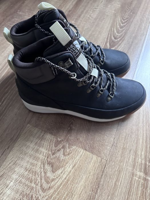 Продам нові жіночі черевики North face