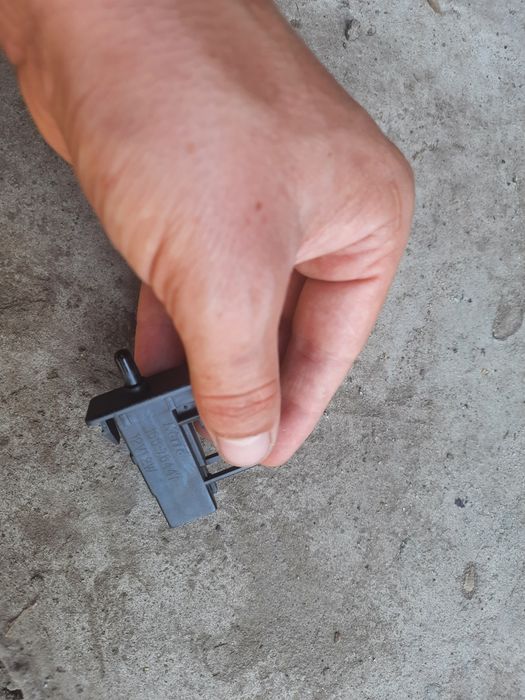 Фонарь кнопка датчик подсветки бардачка Тойота Авенсис т25 81260-33030