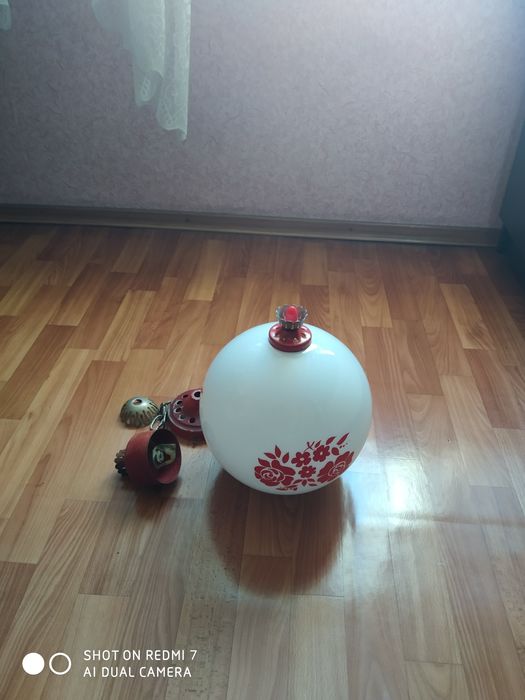 Продам стеклянную люстру.