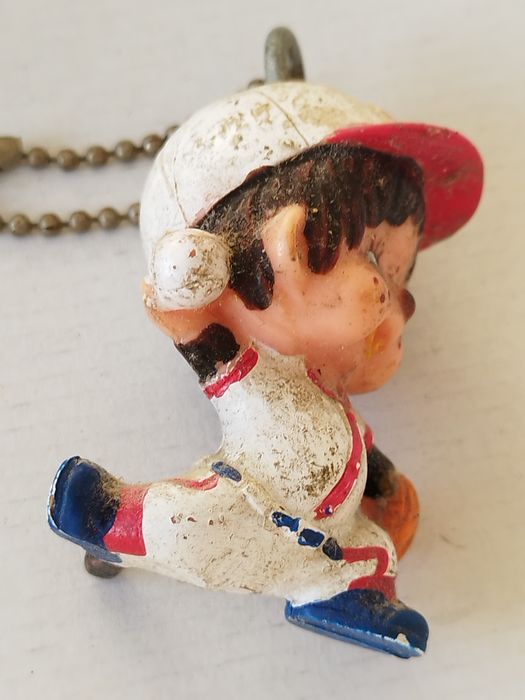 Miniaturas de Monchhichi (conhecidas como Kiki em França) a jogar base